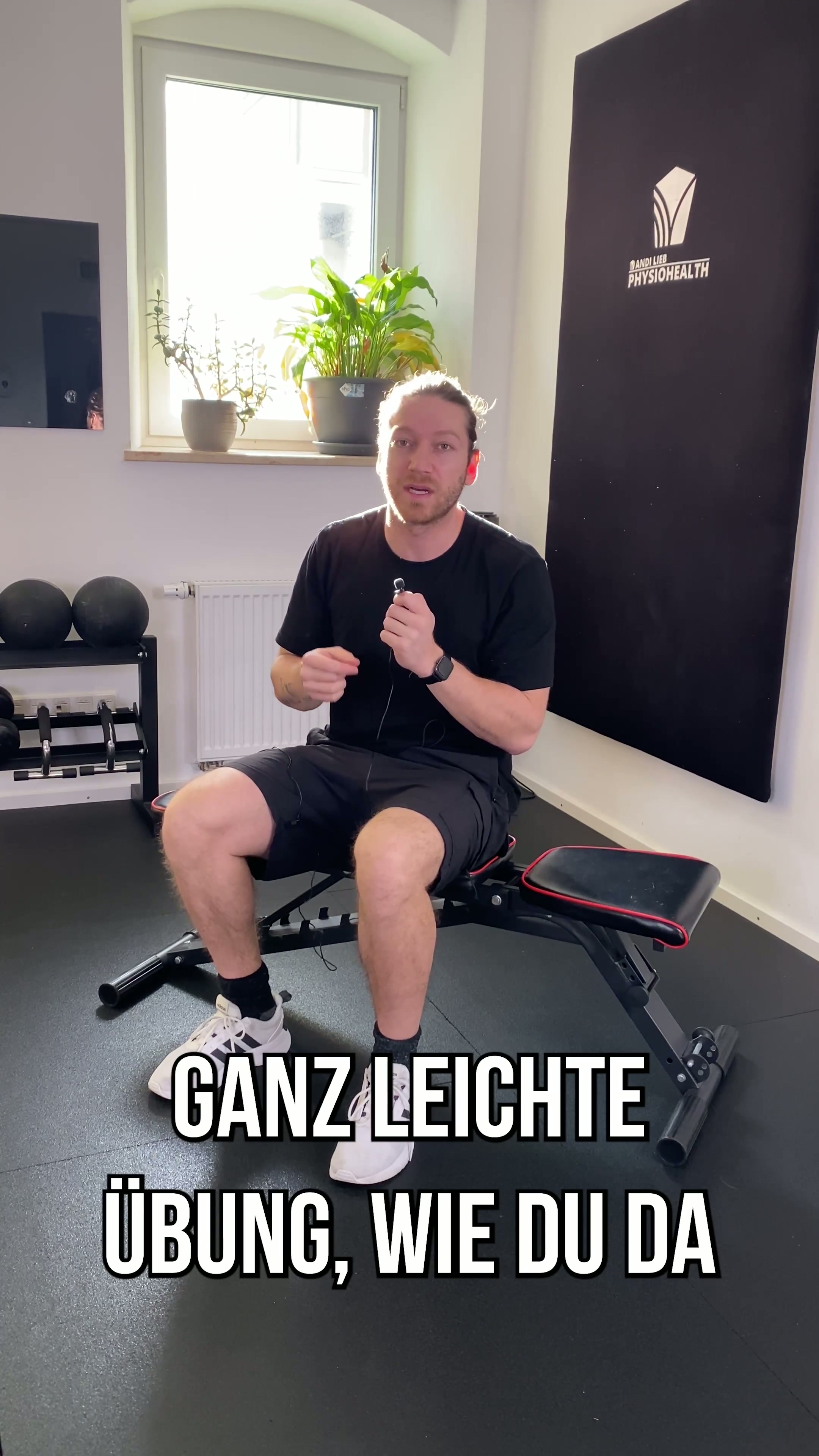 Dehnungsübung für die Muskulatur zwischen Schulterblättern