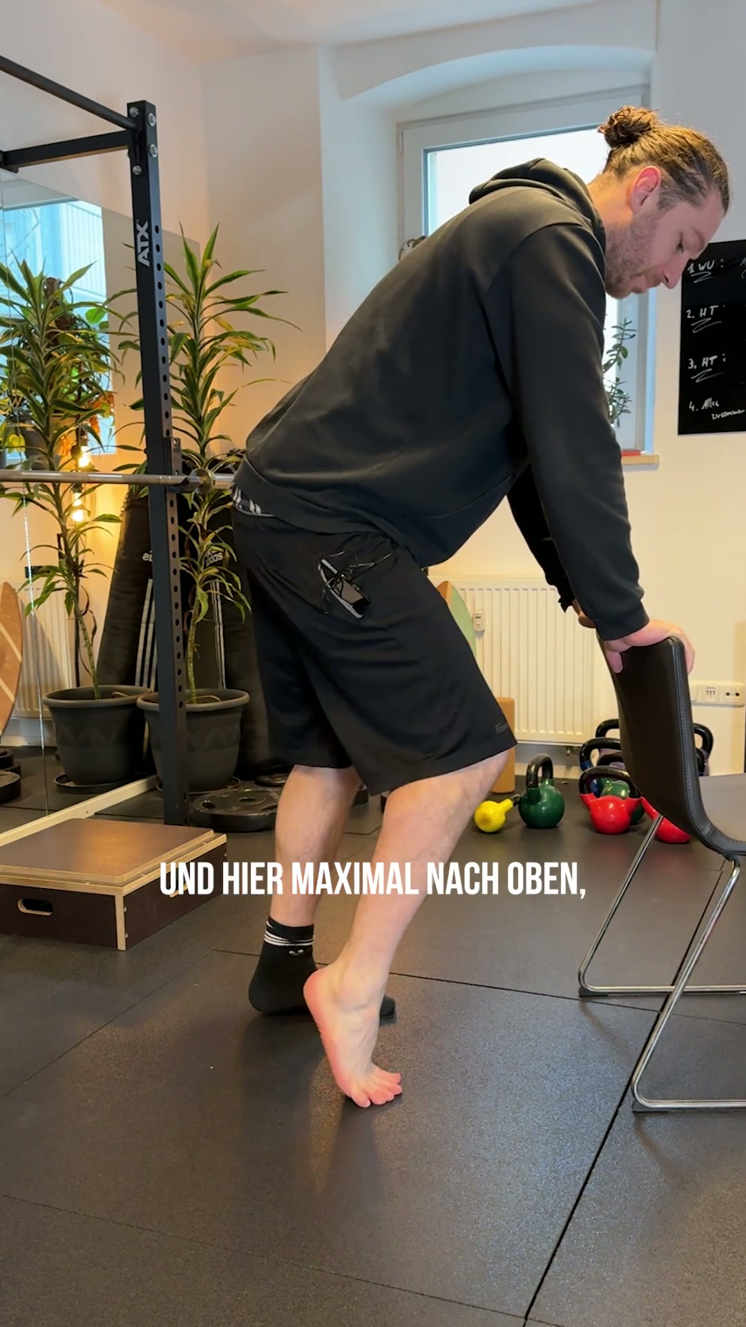 Dynamisches Sprunggelenktraining auf dem Stuhl