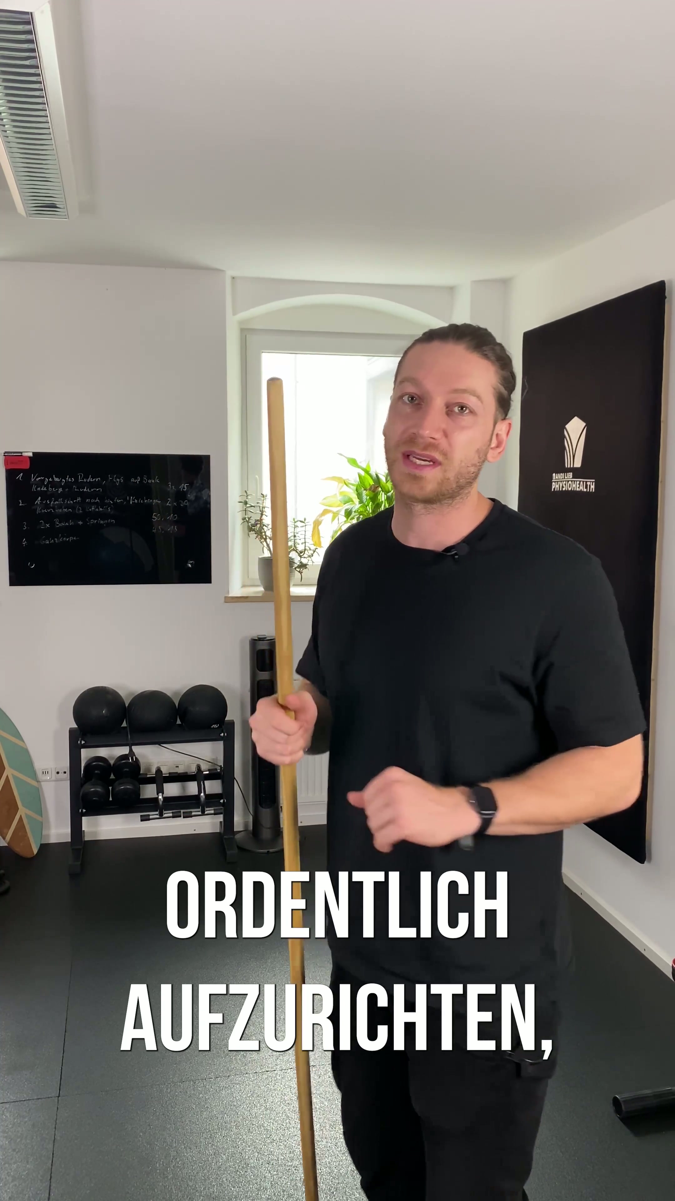 Aufrichtung der Brustwirbelsäule mit Stab